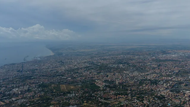 
                    Erupção do vulcão Etna encerra aeroporto de Catânia
                