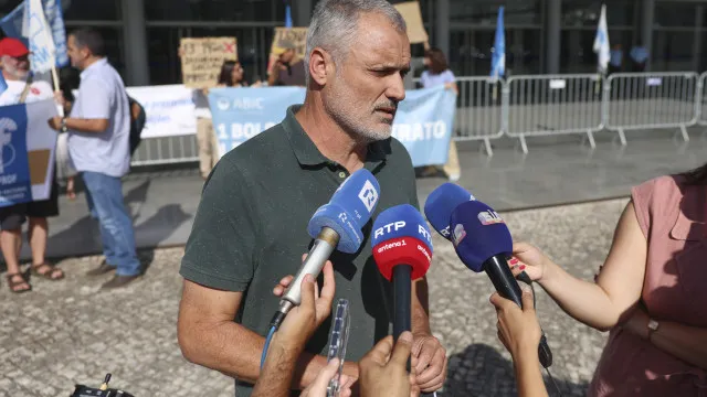 
                    Fenprof: Dois terços das escolas afetadas por falta de professores
                