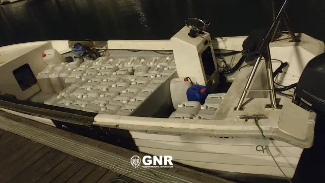 
                    GNR apreende mais de 1.500 litros de combustível e embarcação na Trafaria
                
