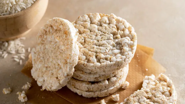 
                    Bolachas de arroz são realmente saudáveis? O que dizem os especialistas
                