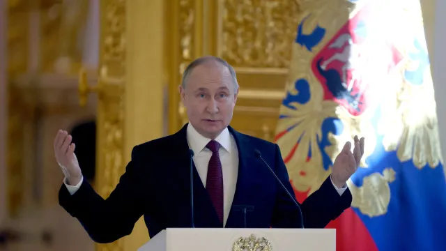 
                    Oposição russa no exílio junta-se para pedir voto contra Putin e a guerra
                