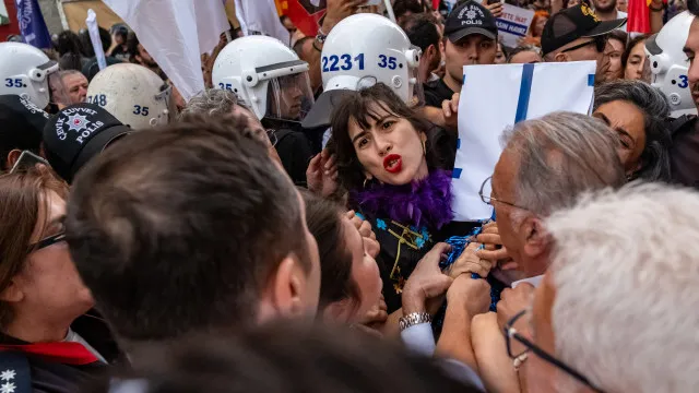 
                    Dispersado na Turquia protesto contra operação policial anti-LGBT+
                