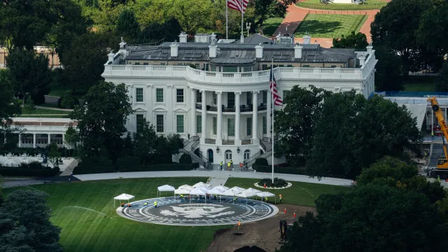 
                    Trump constrói heliporto de granito no jardim da Casa Branca
                