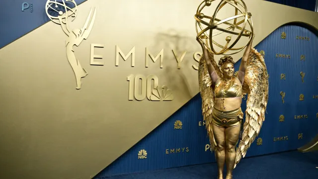 
                    Megan Stalter surpreende tudo e todos ao vestir-se de... estátua dos Emmy
                