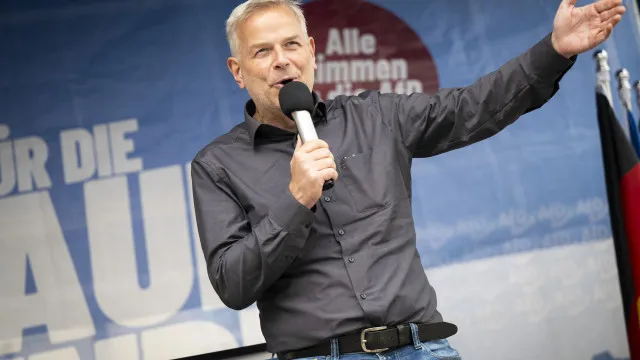 
                    Leif-Erik Holm arranca para última semana de campanha em duas rodas
                