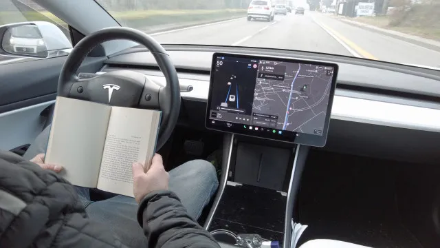 
                    Dezenas de condutores terão sido apanhados a dormir ao volante de Teslas
                