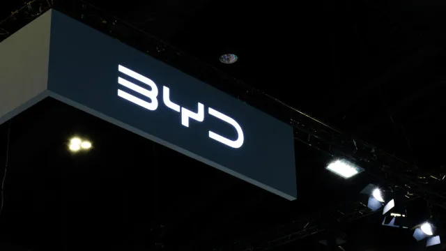 
                    BYD elétrico que recupera 400km de autonomia em 20 minutos chega à Europa
                