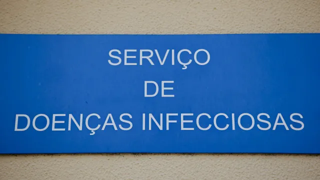 
                    Mpox: Portugal soma 282 casos este ano, mas infeções estão a diminuir
                