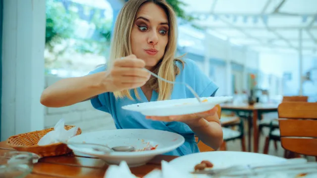 
                    Acabou de comer e já tem fome outra vez? 7 possíveis razões
                