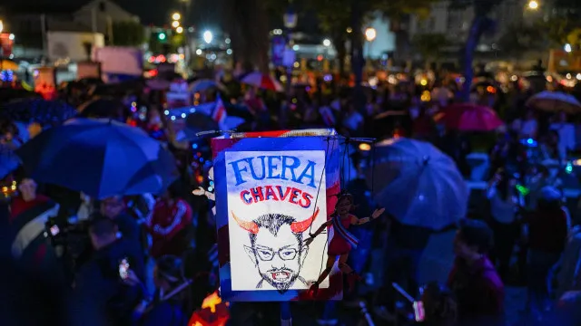
                    Milhares manifestam-se contra presidente da Costa Rica: 