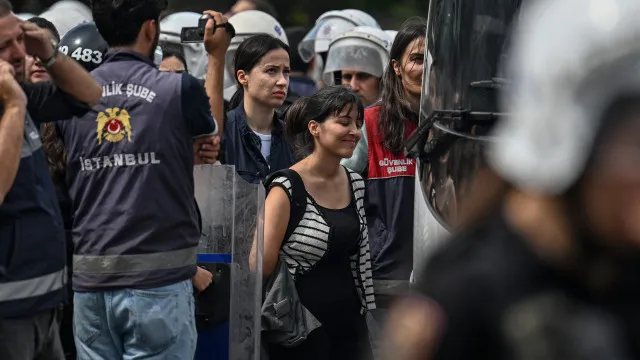 
                    ONU insta a libertação de detidos em operação anti-LGBT+ na Turquia
                
