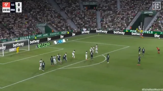 
                    Golaço para quebrar o gelo. O momento de magia de Arda Guler ante o Elche
                