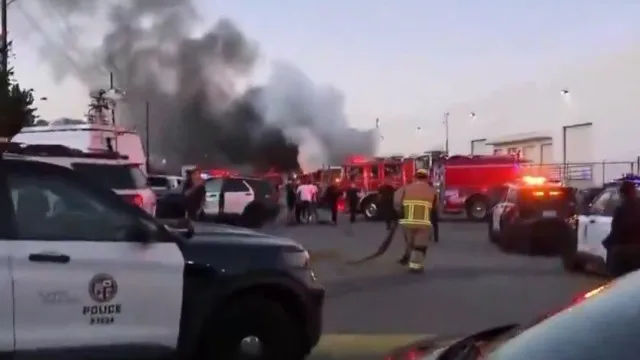 Helicóptero de estação televisiva despenha-se em Los Angeles. Há 3 mortos