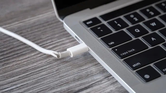 Os 5 sinais de que o carregador do seu MacBook já não é seguro