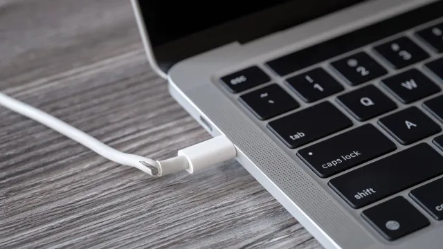 Os 5 sinais de que o carregador do seu MacBook já não é seguro