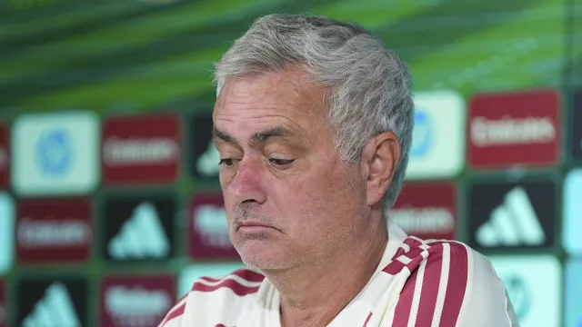 
                    Mourinho tenta fazer o que fez no Benfica e é discutido: 