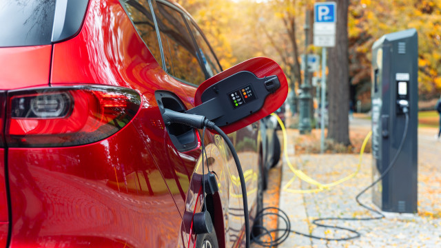 Elétricos ficam mais baratos: carregar custa menos do que abastecer (Foto: Reprodução)