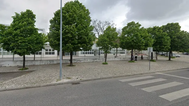 
                    Escola em Lisboa impede alunos sem professor de entrar. Pais chamam PSP
                