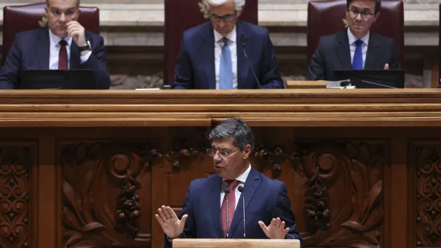 
                    Combustíveis, comida e prestações. PS chama Governo ao Parlamento
                