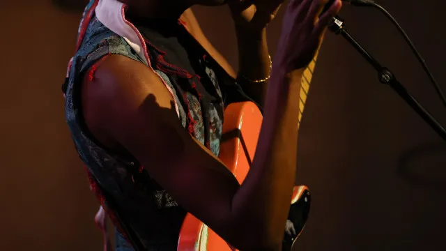 
                    Cantora e compositora franco-senegalesa anaiis atua em Lisboa no próximo ano
                