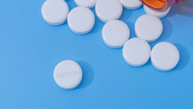 
                    Este erro ao tomar ibuprofeno pode trazer riscos, avisam farmacêuticos
                