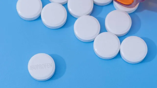 Este erro ao tomar ibuprofeno pode trazer riscos, avisam farmacêuticos