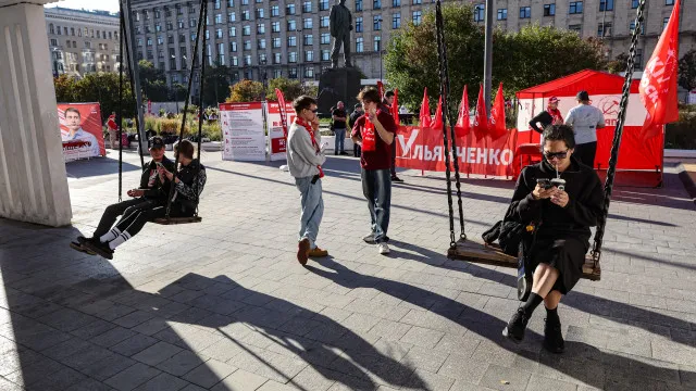 
                    Russos elegem parlamento sob guerra, repressão e suspeitas sobre votação
                