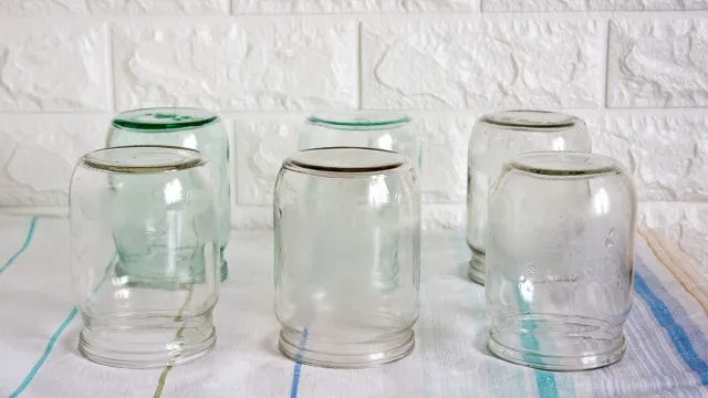 
                    Como remover as etiquetas chatas (e a cola) dos frascos de vidro
                