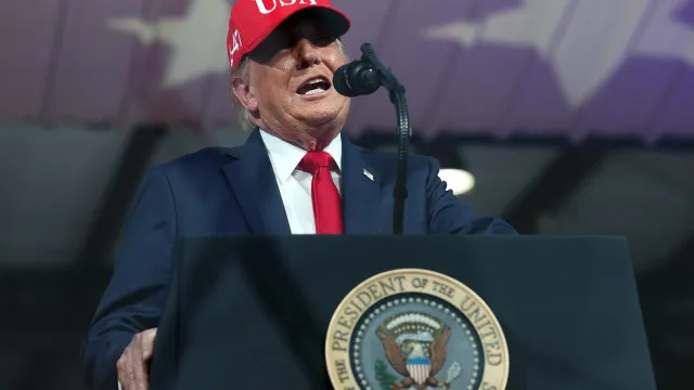 
                    Trump rejeita responsabilidade pelos problemas do Starlink na Ucrânia
                