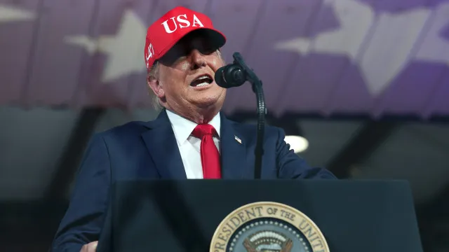 
                    Trump acusado de usar dinheiro público para propaganda eleitoral
                
