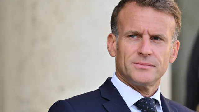 
                    Macron discute com homólogo libanês apoio ao exército de Beirute
                