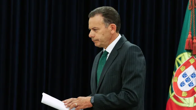 
                    Do IRS aos apoios. Os (não) anúncios de Montenegro para evitar 