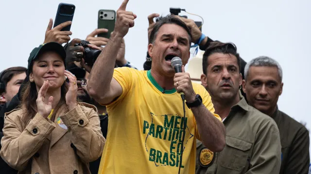 
                    Flávio Bolsonaro critica Lula por reajuste de benefício antes de eleições
                
