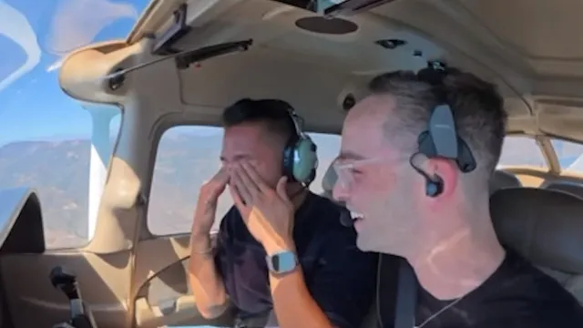 
                    Piloto esconde pedido de casamento em lista de verificação do cockpit
                