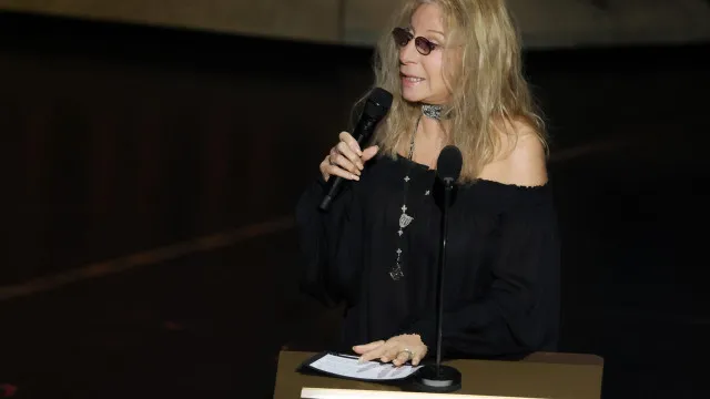 
                    Cantora Barbra Streisand não poupa críticas a Trump: 