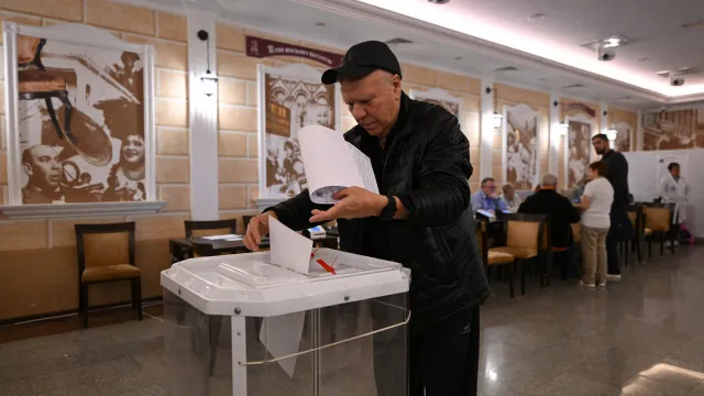 
                    Mesas de voto fechadas na cidade russa de Sochi após ataque com drone
                