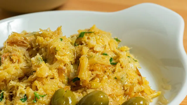 
                    Esqueça o bacalhau! Esta pescada à Brás é para comer e pedir mais
                
