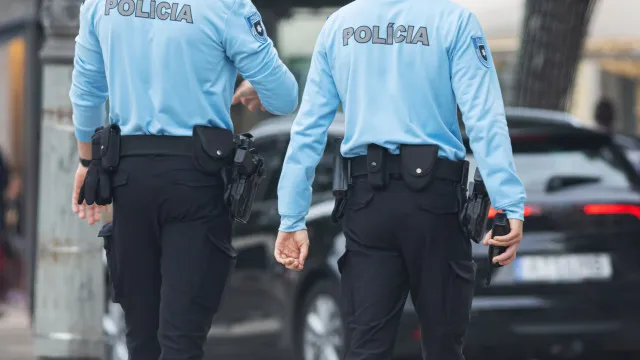
                    Partiam cadeados e ocupavam imóvel no Porto: Foram detidos após denúncias
                