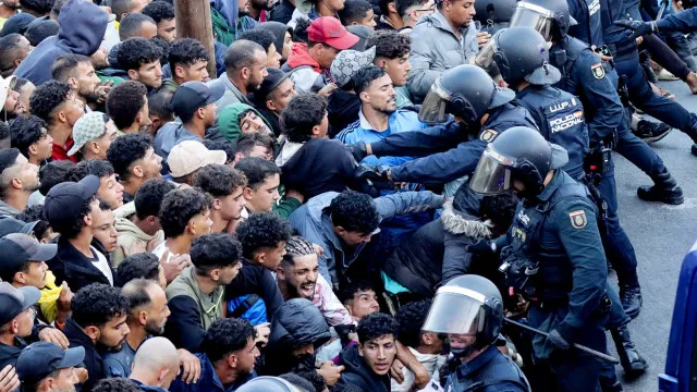 
                    Cerca de 10 mil migrantes que entraram ilegalmente continuam em Ceuta
                