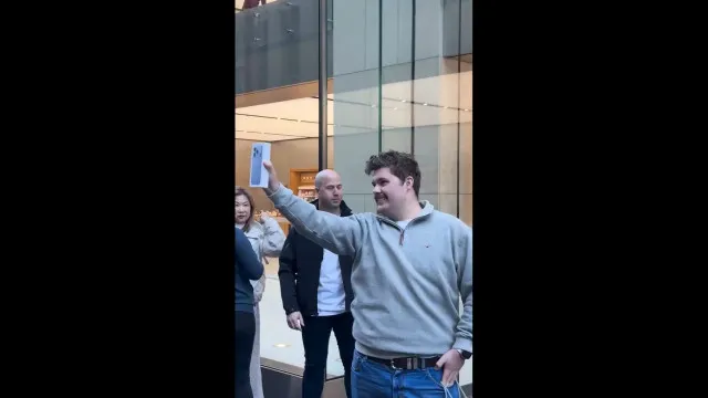 
                    Quem foi o 1.º a comprar o iPhone 18 Pro? Vídeo mostra conflito
                
