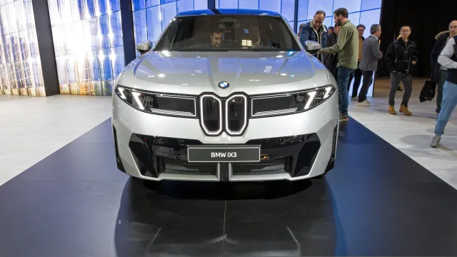 
                    BMW iX3 atinge recorde: 100 mil encomendas no seu primeiro ano
                