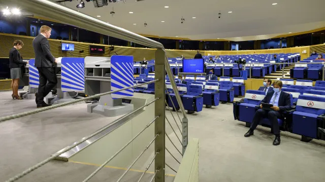
                    Bruxelas acusa Rússia de reprimir oposição para a afastar das eleições
                