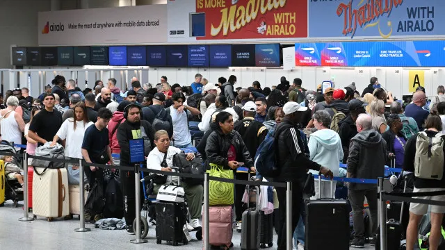 
                    Software antigo esteve na origem do caos aéreo no Reino Unido
                