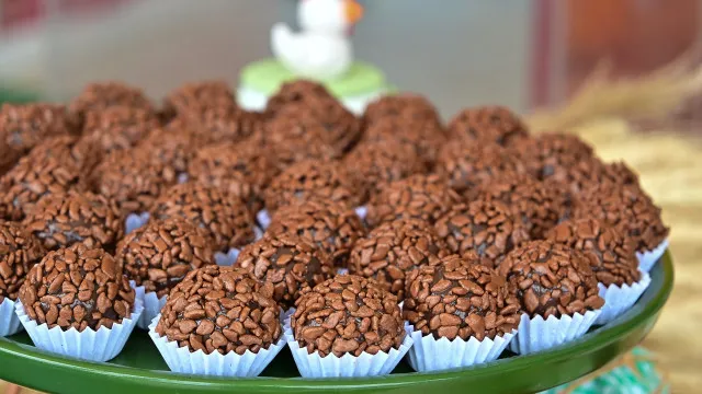 
                    Termine a semana em bom com uma deliciosa receita de brigadeiros
                