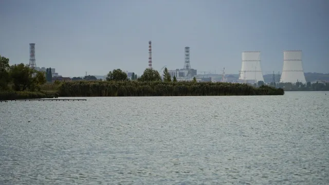 
                    Drone atinge torre de refrigeração de central nuclear russa na Rússia
                
