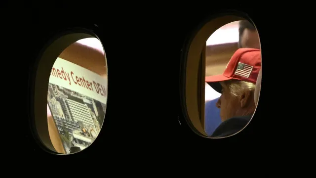 
                    Trump bane da Casa Branca jornalistas de 3 meios: 