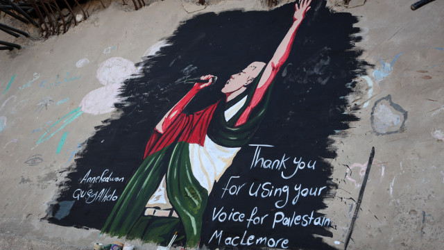 Artistas pintam mural de homenagem a Macklemore em Gaza. As imagens