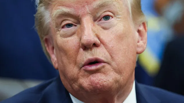 
                    Trump anuncia 5,9 mil milhões para expandir fabrico de submarinos
                