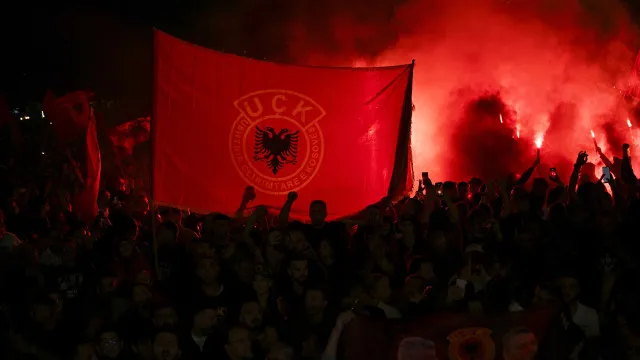 
                    Milhares protestam em Pristina contra condenação de ex-lideres do UCK
                