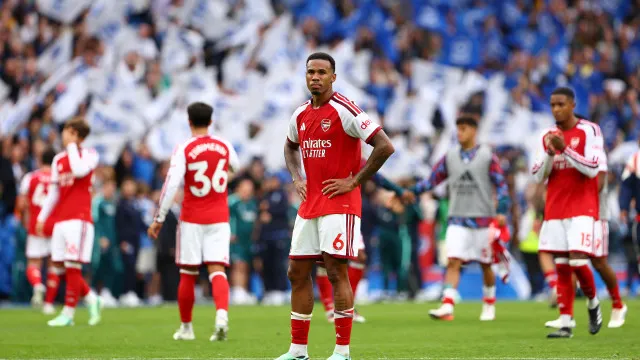 
                    Arsenal sofre derrota pesada em Brighton e pode deixar fugir o Man. City
                